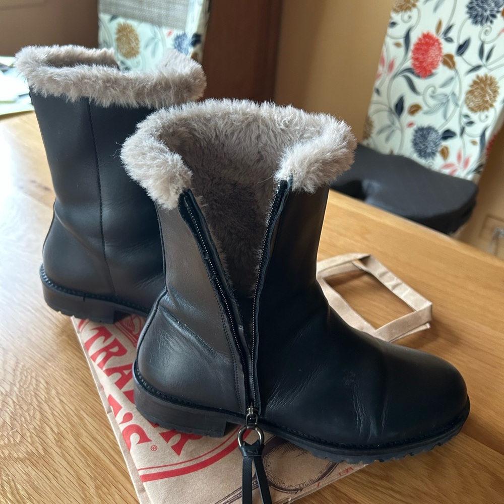 Cozy Black Fur-Lined Winter Boots